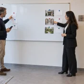 İlk görüşmede ofis ve saha ayrımı yapan iki kişi, iletişim düzenini ve binadaki hizmet beklentilerini ayrı ayrı ele alıyor.